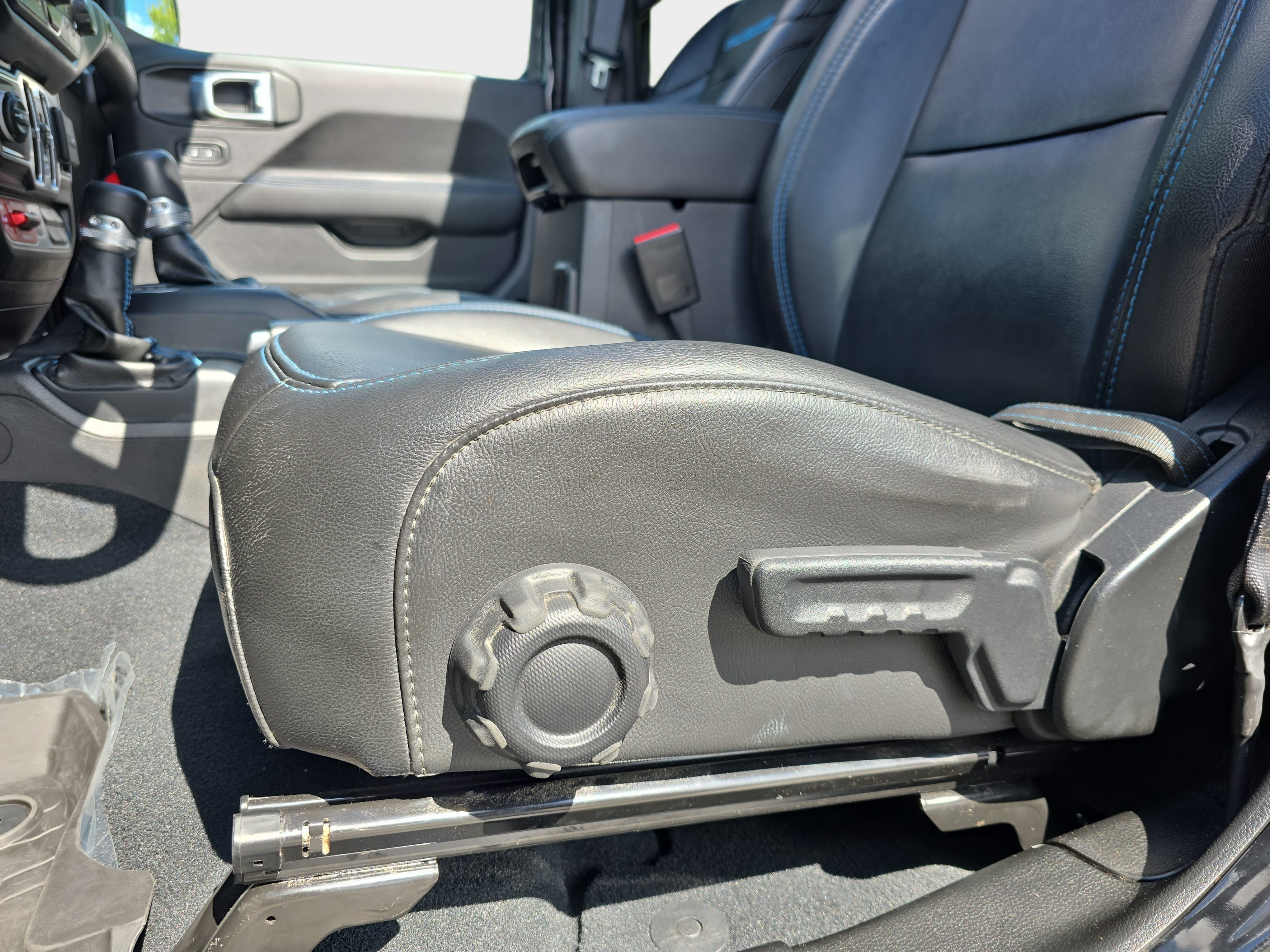 Used 2022 Jeep Wrangler Unlimited Rubicon 4xe w/ Cold Weather Group AWD/4WD image 27