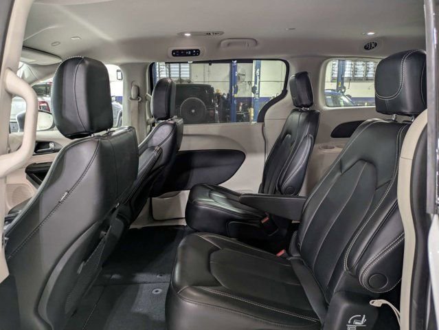 Used 2023 Chrysler Pacifica Touring-L FWD image 14