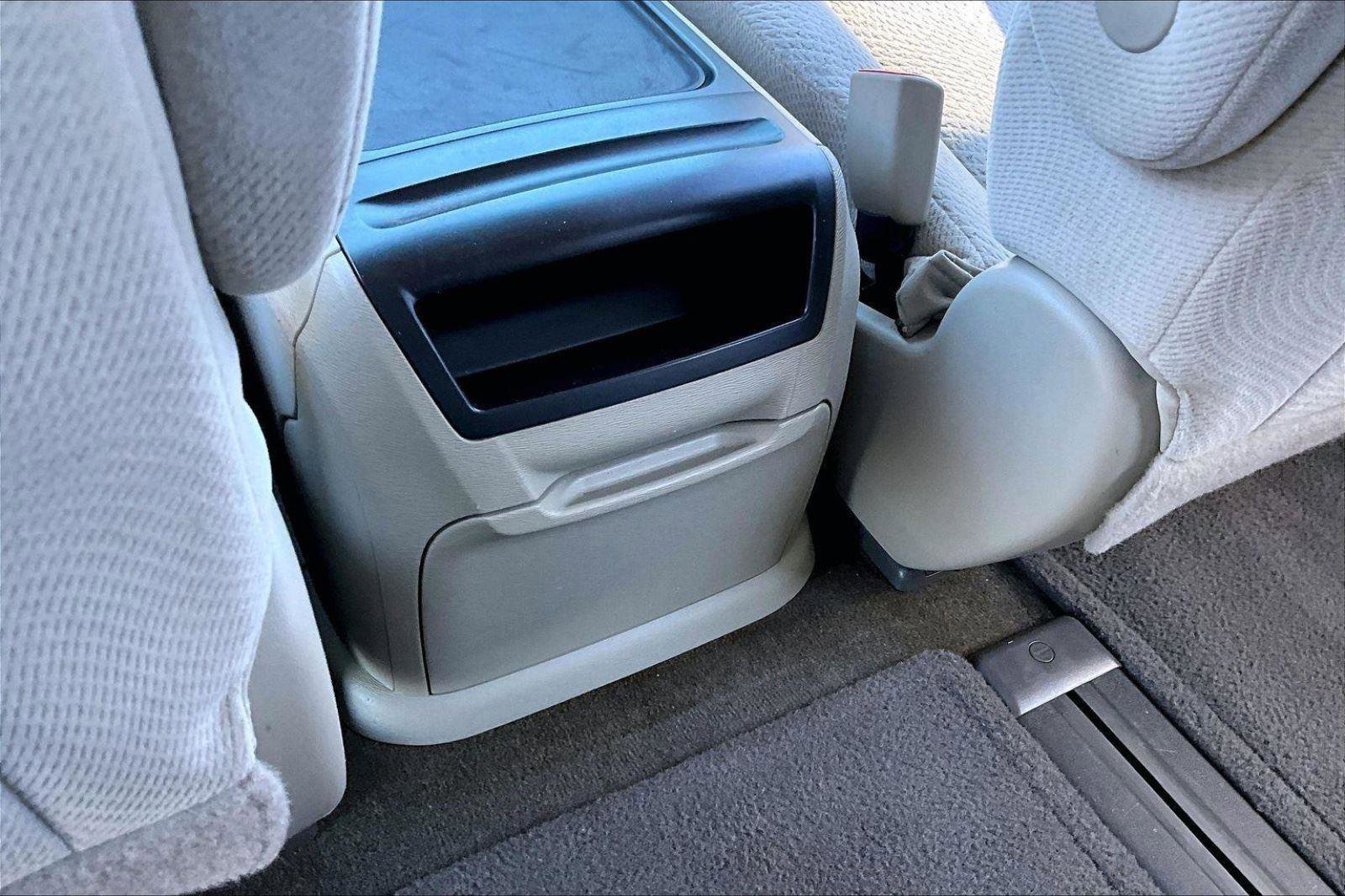 Used 2013 Toyota Sienna LE w/ Towing Pkg image 30