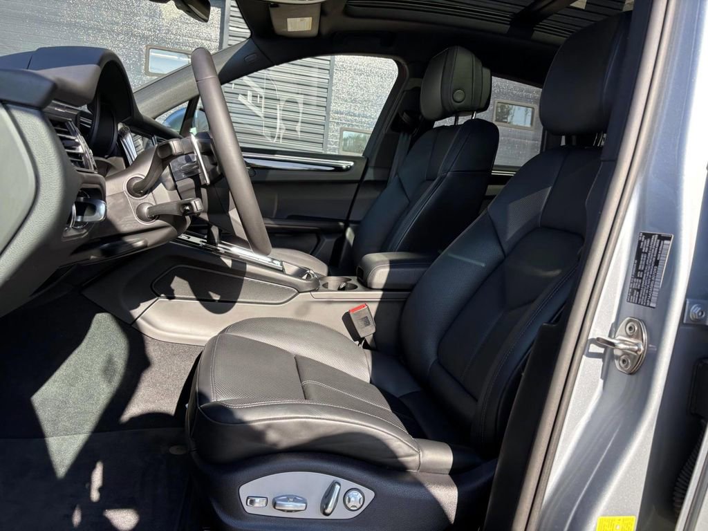 Certified 2025 Porsche Macan image 5