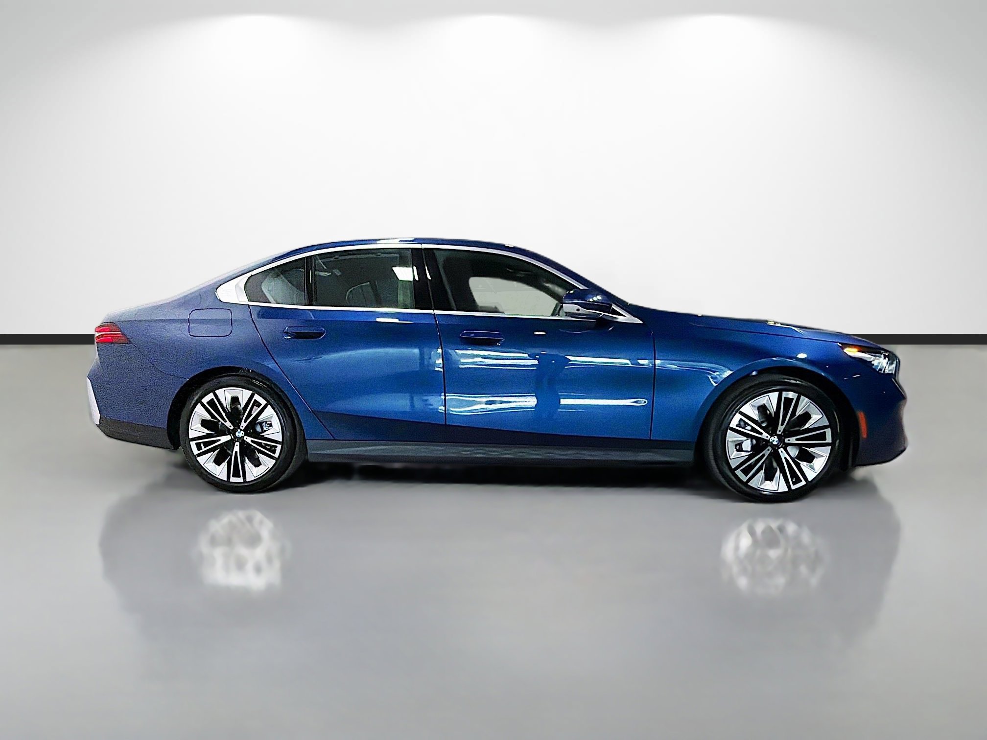 Used 2026 BMW 530i RWD image 2