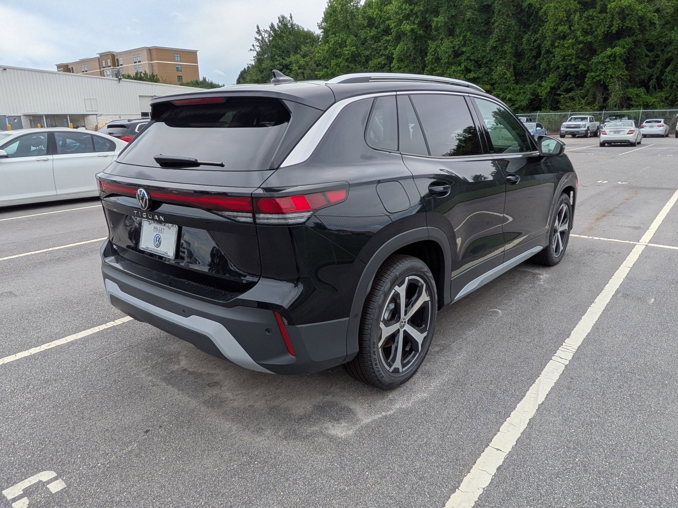 New 2026 Volkswagen Tiguan SE FWD image 3