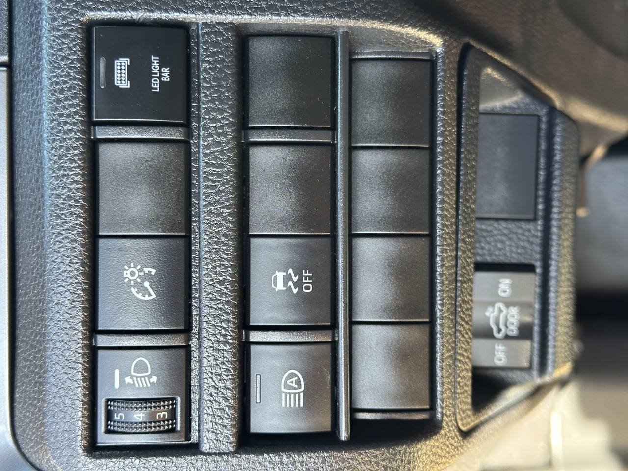 Used 2025 Toyota Tacoma SR5 AWD/4WD image 43