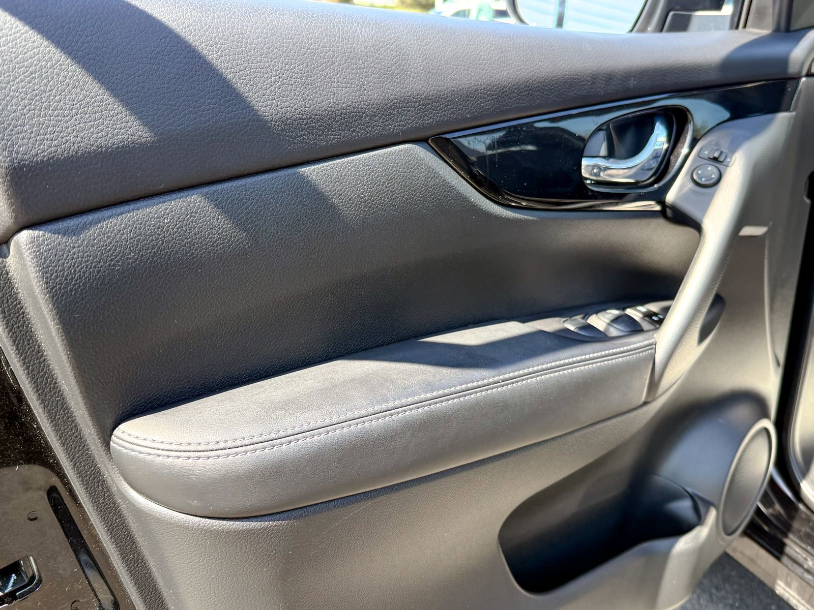 Used 2017 Nissan Rogue Sport SV w/ SV Premium Package AWD/4WD image 17