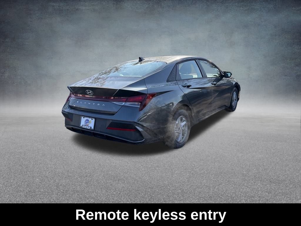 Used 2026 Hyundai Elantra SE image 5