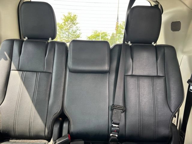 Used 2016 Chrysler Town & Country Touring FWD image 30