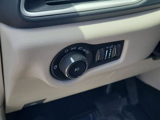 Used 2023 Chrysler Pacifica Touring-L FWD image 23