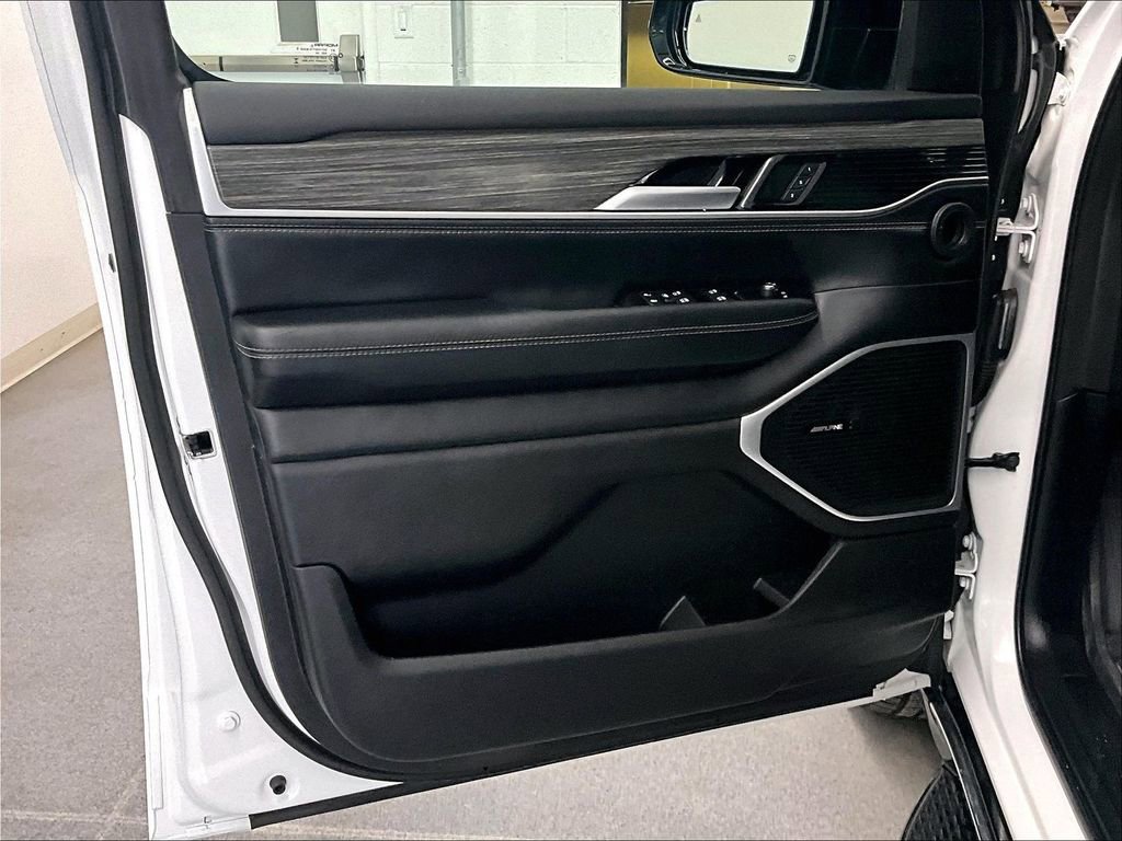 Used 2024 Jeep Wagoneer L Series III w/ Flexible Seating Group image 9