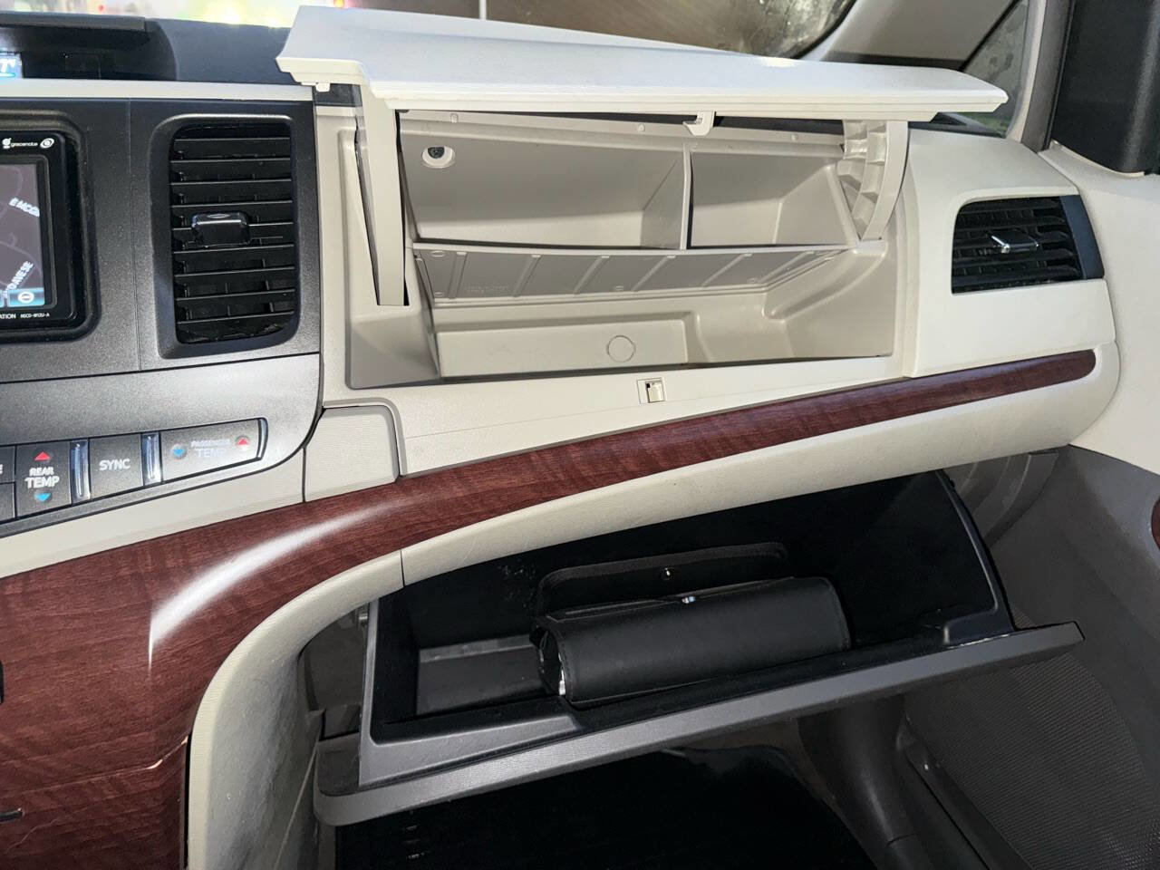 Used 2014 Toyota Sienna XLE FWD image 33