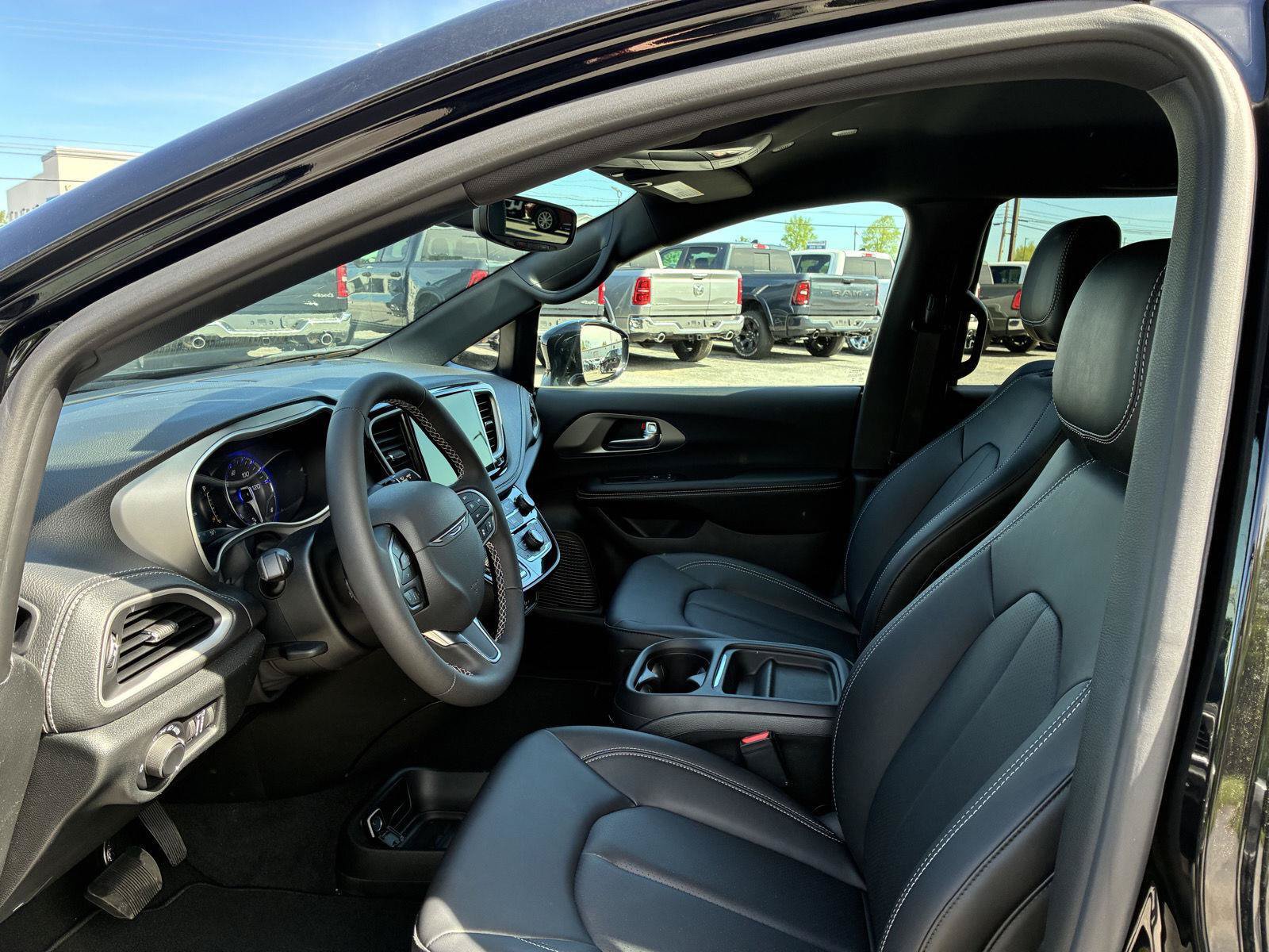 New 2027 Chrysler Pacifica Select AWD/4WD image 25
