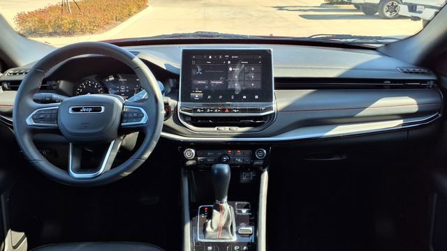 Used 2025 Jeep Compass Trailhawk image 18