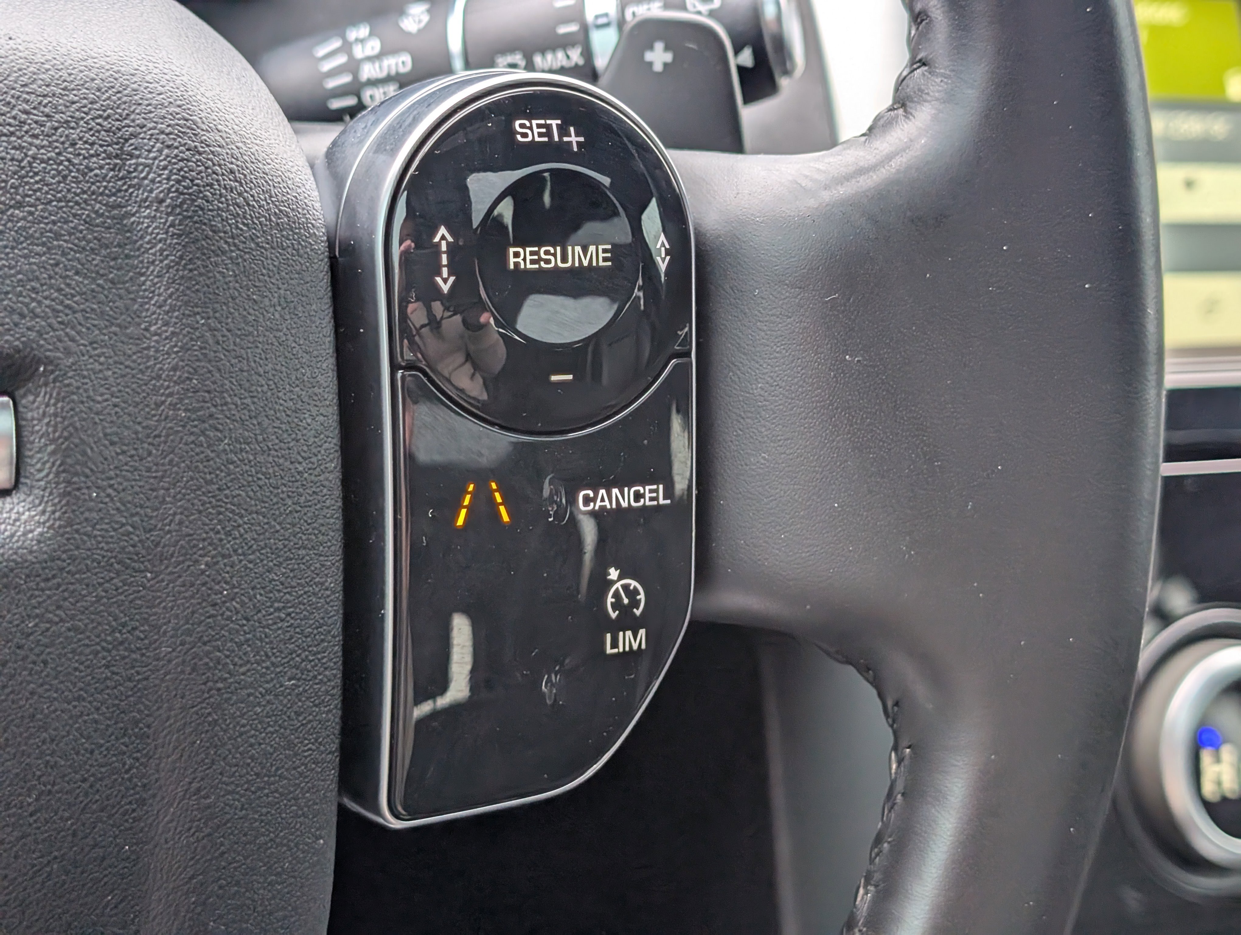 Used 2020 Land Rover Discovery HSE image 25