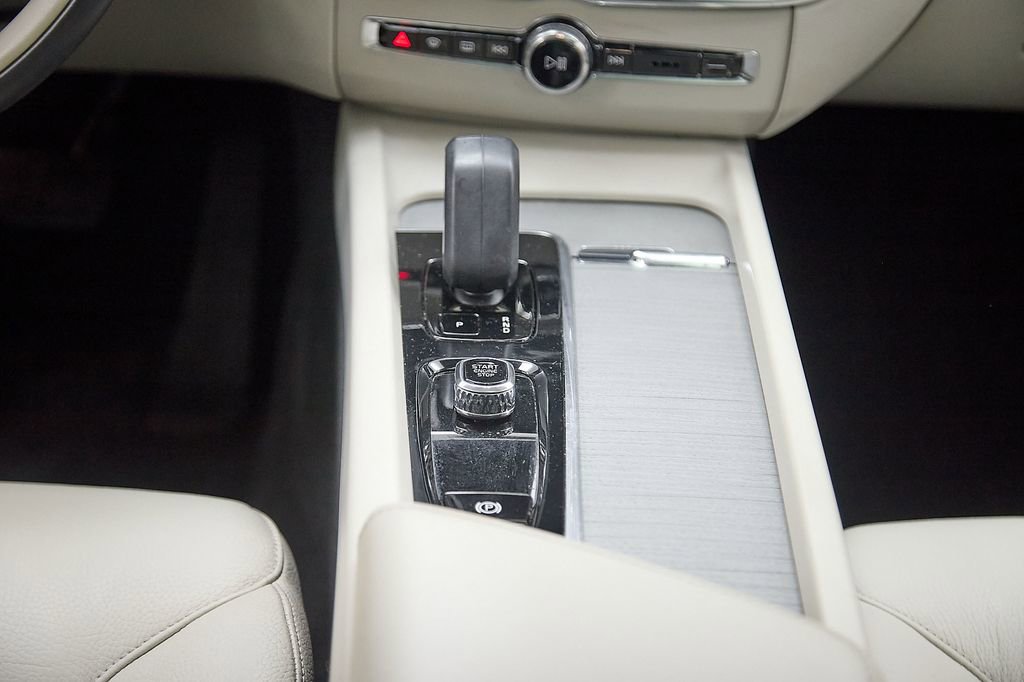 Certified 2023 Volvo XC60 B5 Plus w/ Climate Package image 28