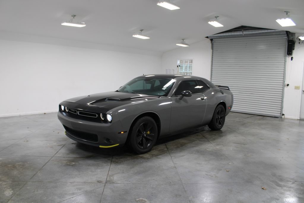 Used 2017 Dodge Challenger SXT image 4