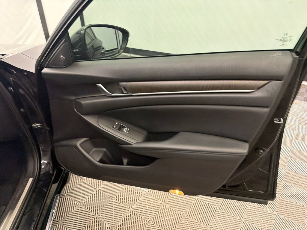Used 2018 Honda Accord Touring image 16