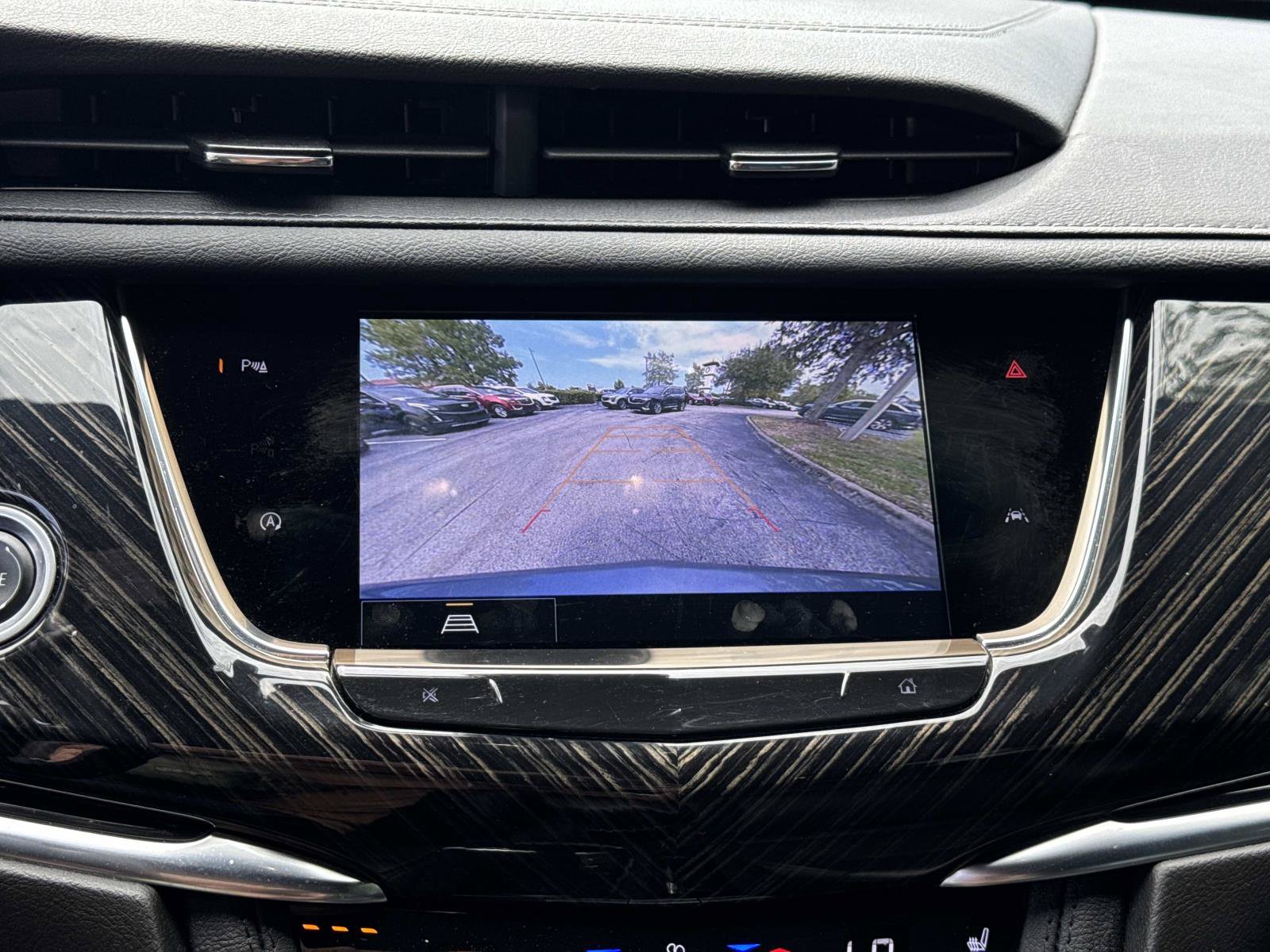 Used 2025 Cadillac XT6 Premium Luxury FWD image 21