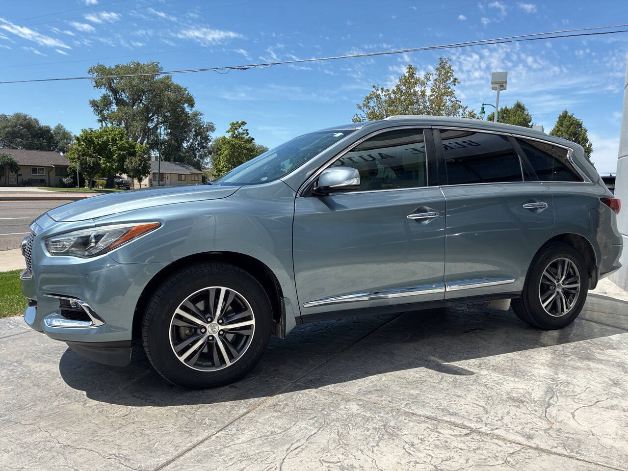 Used 2017 INFINITI QX60 Luxe w/ Premium Plus Package AWD/4WD image 4