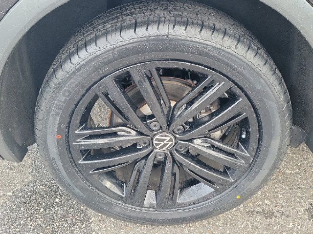 Certified 2022 Volkswagen Tiguan SE R-Line FWD image 5
