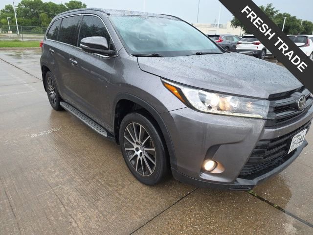 Used 2017 Toyota Highlander SE AWD/4WD image 2
