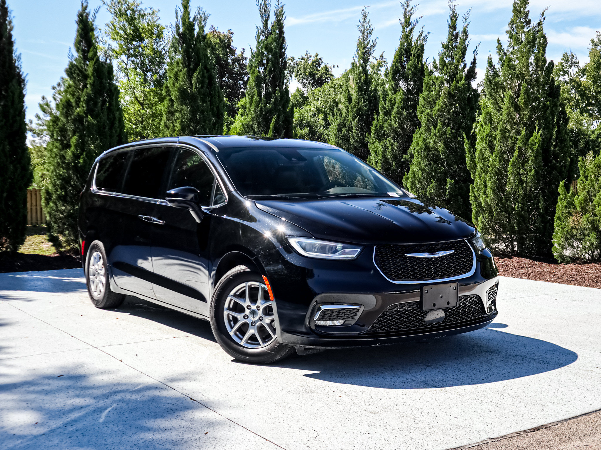 Used 2025 Chrysler Pacifica Select FWD video 2