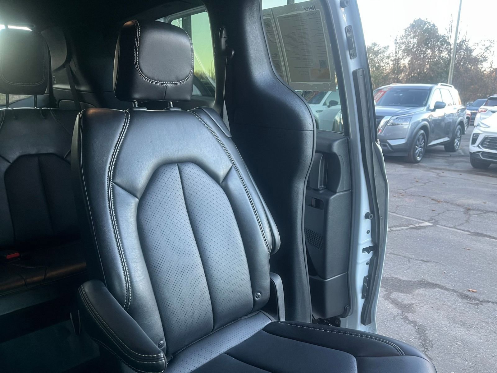 Used 2025 Chrysler Pacifica Select image 38