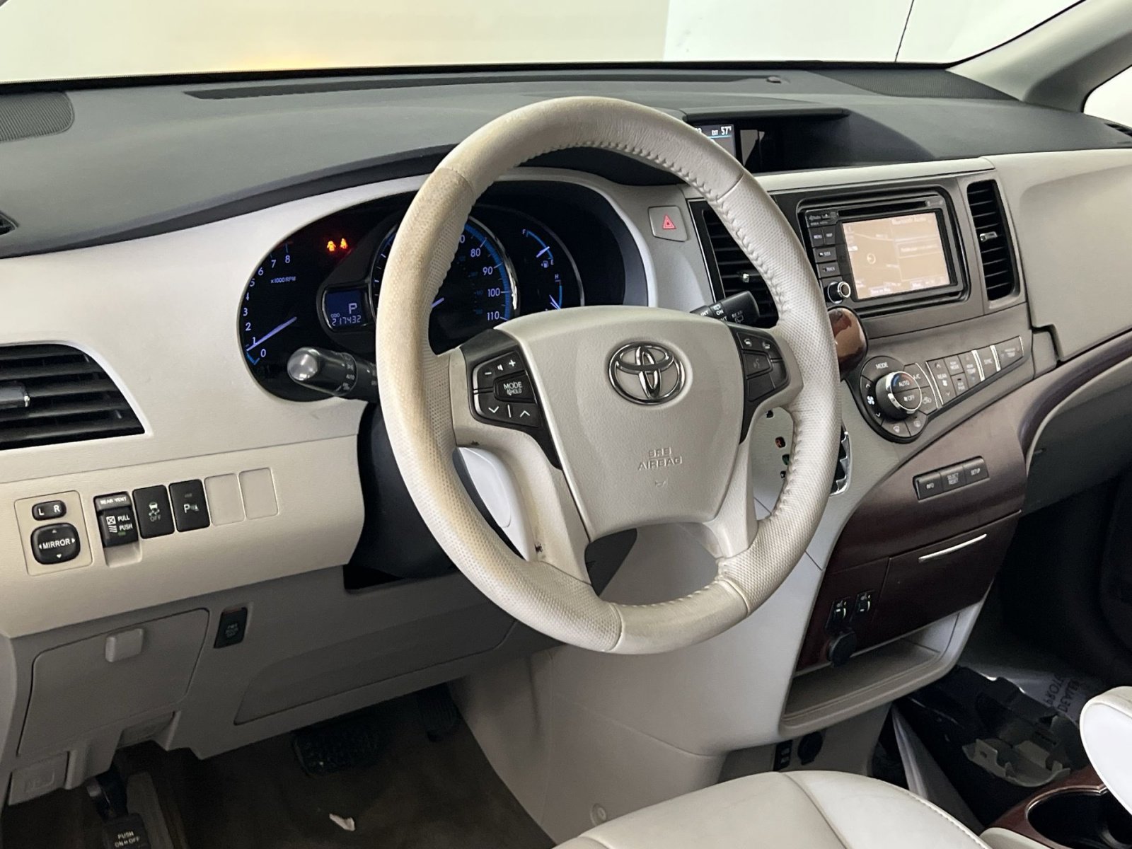 Used 2013 Toyota Sienna XLE image 15