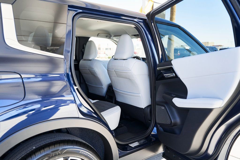 Used 2025 Mitsubishi Outlander SE FWD image 14