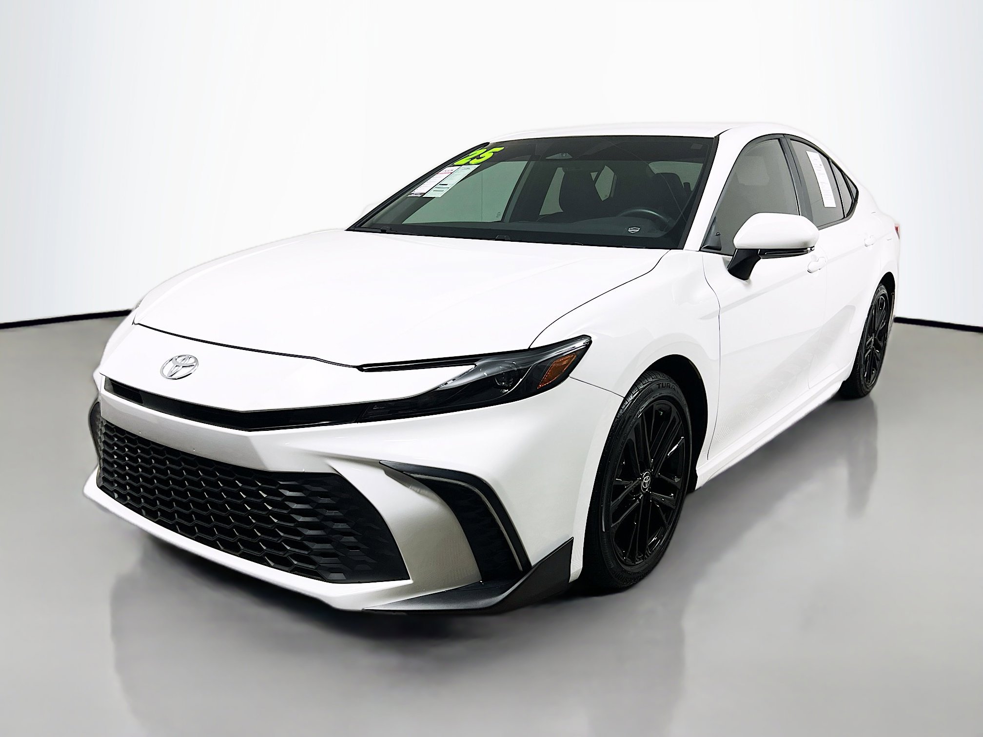 Used 2025 Toyota Camry SE w/ Convenience Package image 10