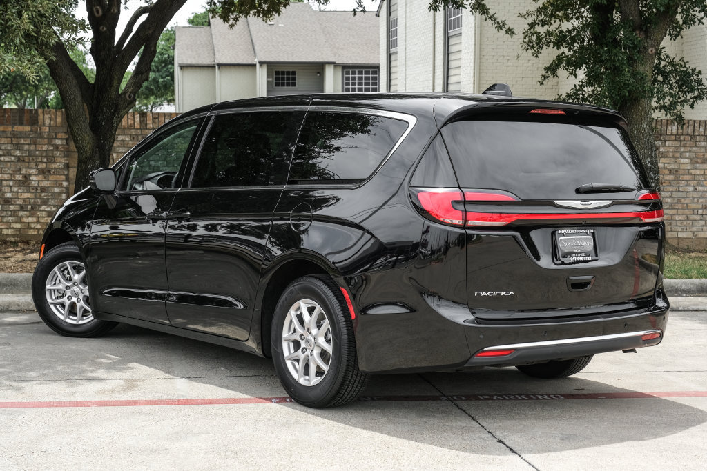 Used 2024 Chrysler Pacifica Touring-L FWD image 19