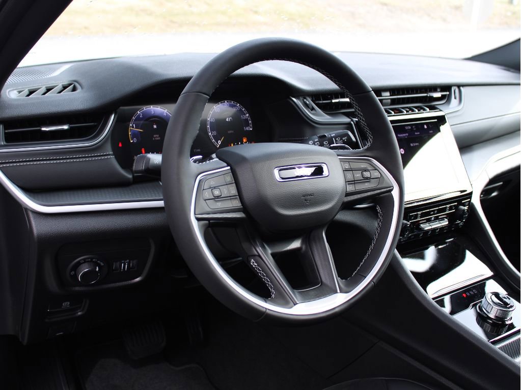 New 2025 Jeep Grand Cherokee Altitude image 11