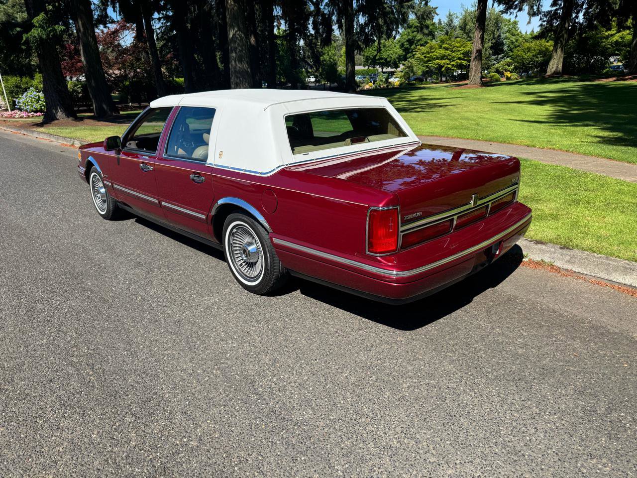 Used 1996 Lincoln Town Car Signature RWD image 3