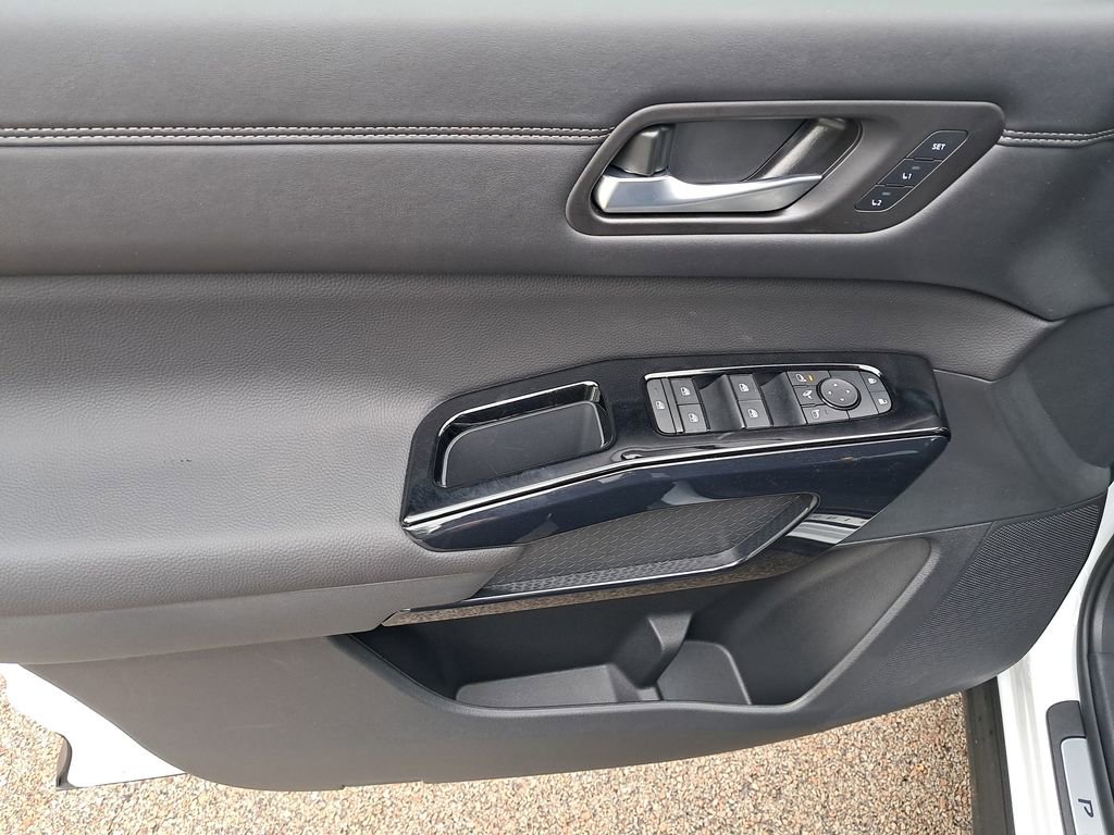New 2026 Nissan Pathfinder Platinum AWD/4WD image 11