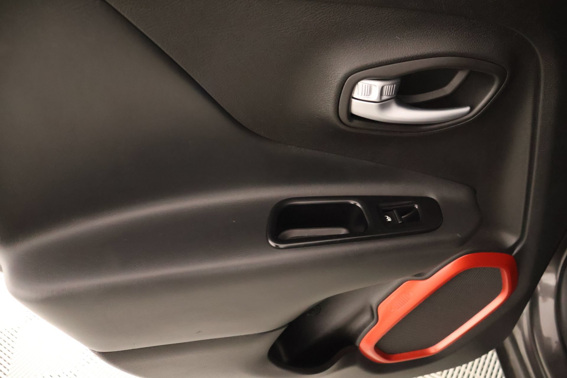 Used 2019 Jeep Renegade Trailhawk w/ UConnect 8.4 Nav Group AWD/4WD image 16