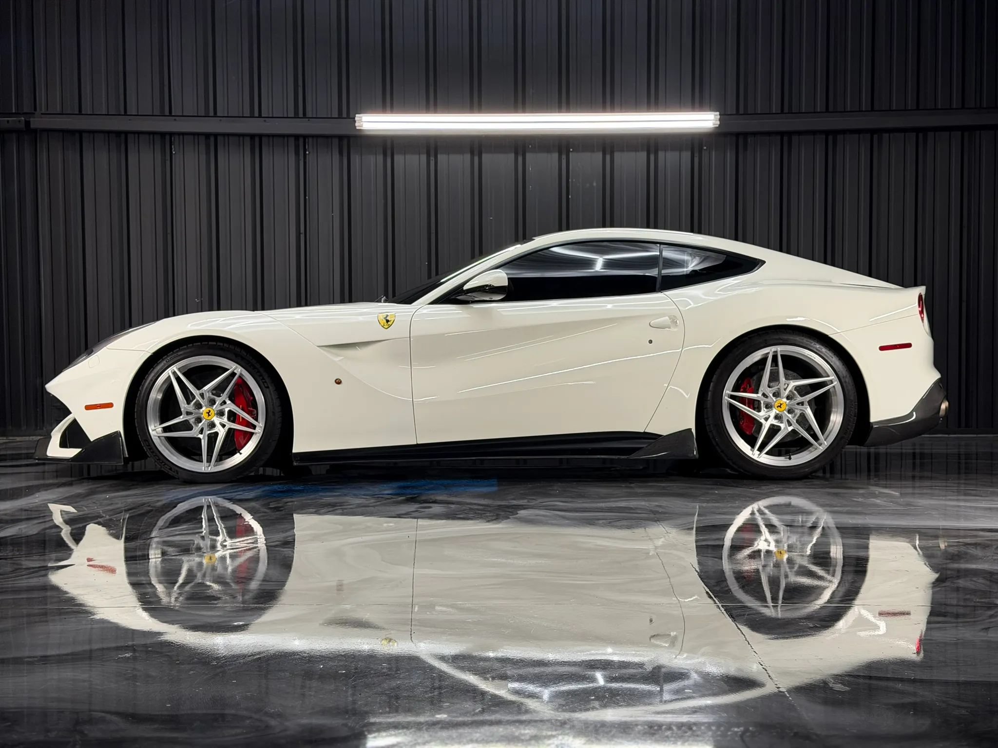 Used 2015 Ferrari F12 Berlinetta RWD image 9
