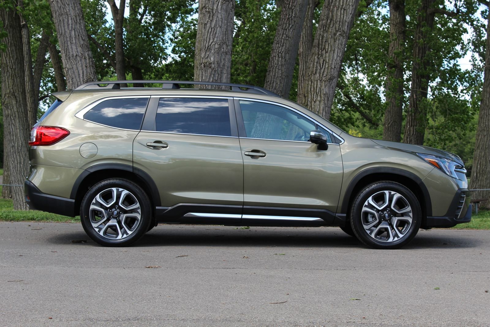Used 2023 Subaru Ascent Limited w/ Technology Package AWD/4WD image 9
