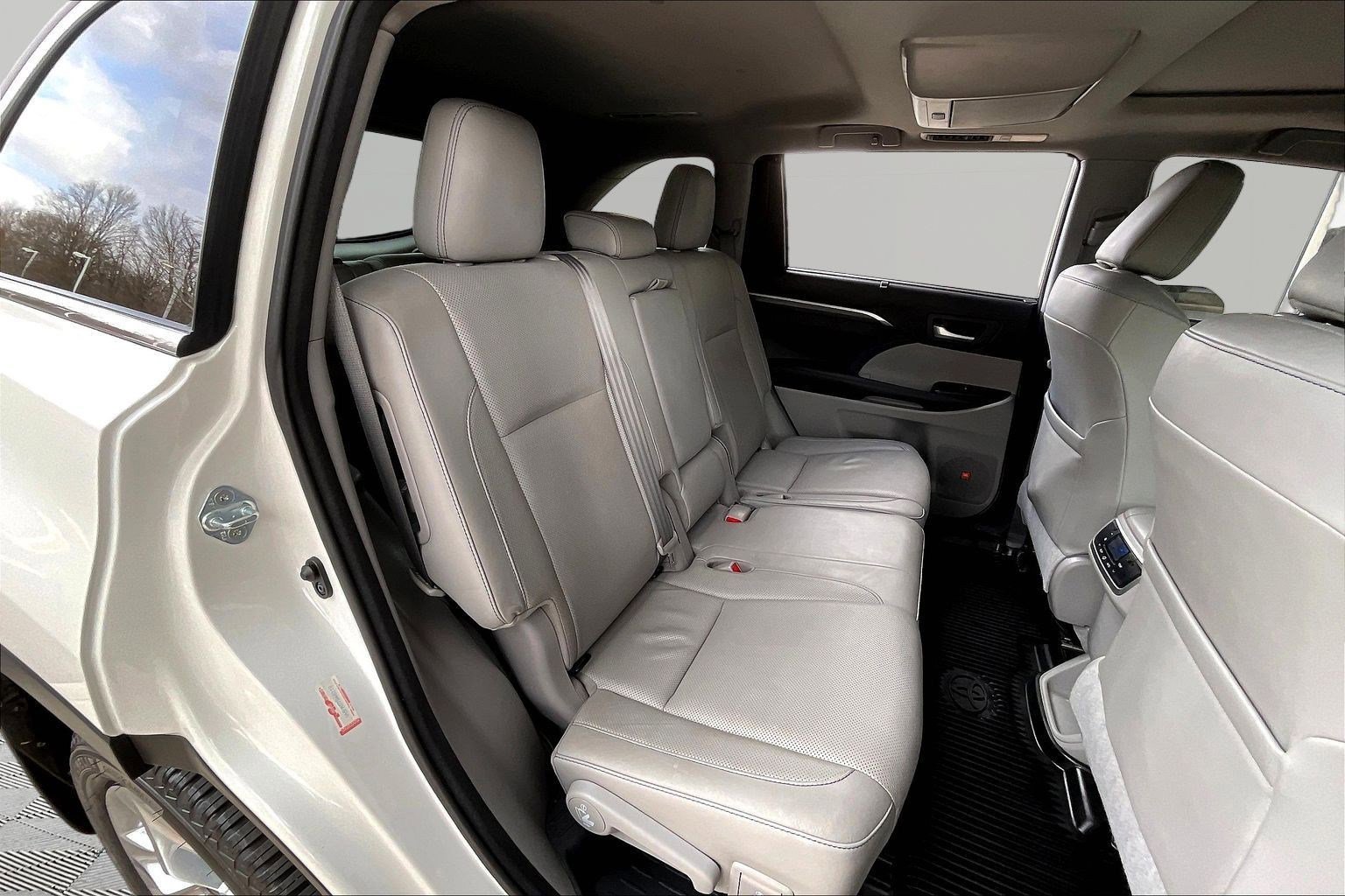 Used 2017 Toyota Highlander Limited image 26