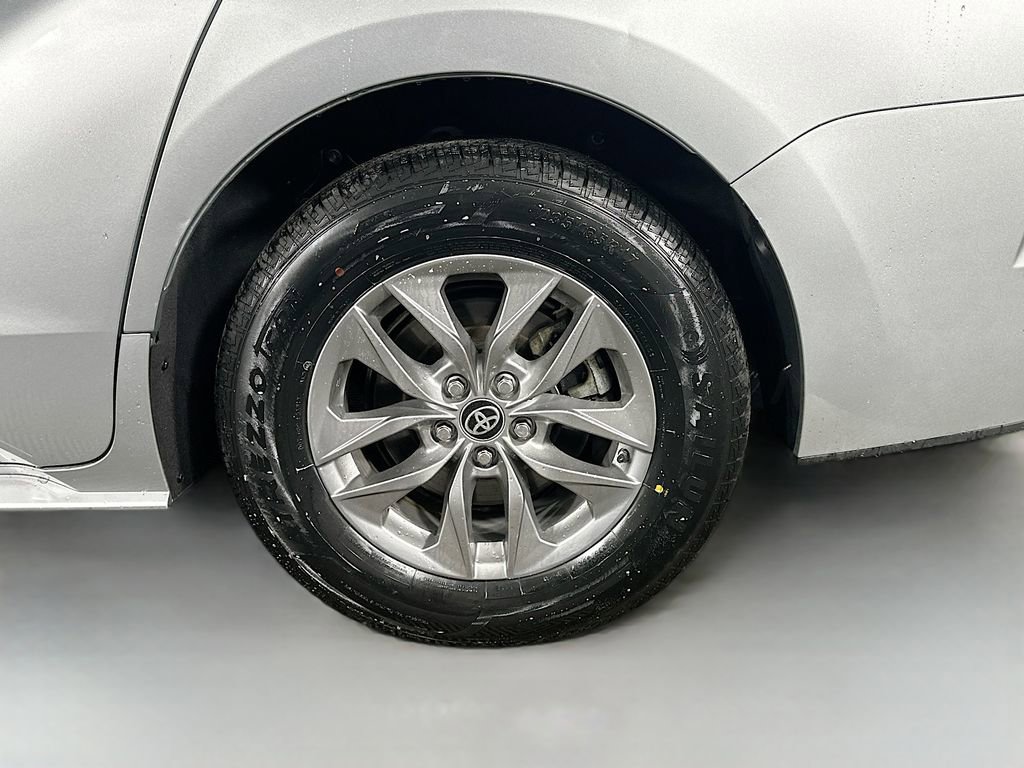 Used 2024 Toyota Sienna LE image 34