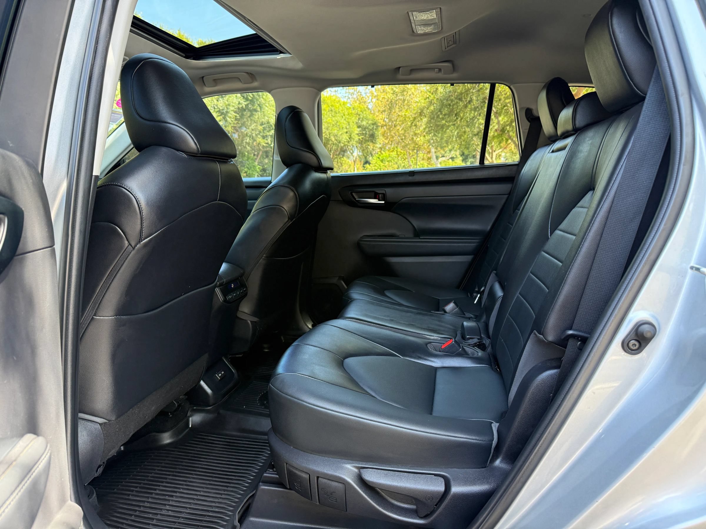 Used 2022 Toyota Highlander XLE FWD image 19
