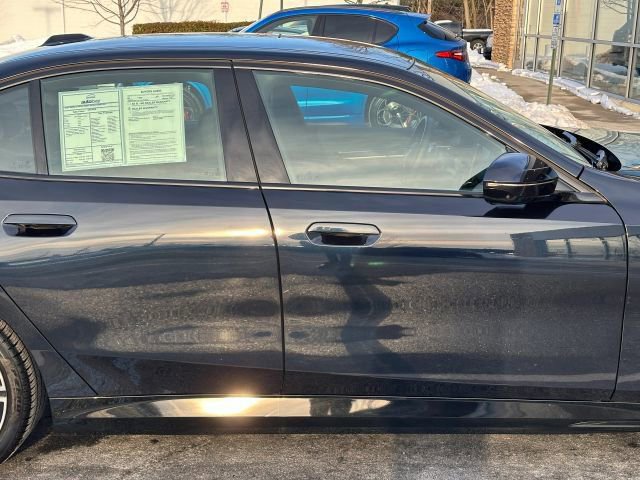 Used 2025 BMW 550e xDrive w/ Premium Package image 21