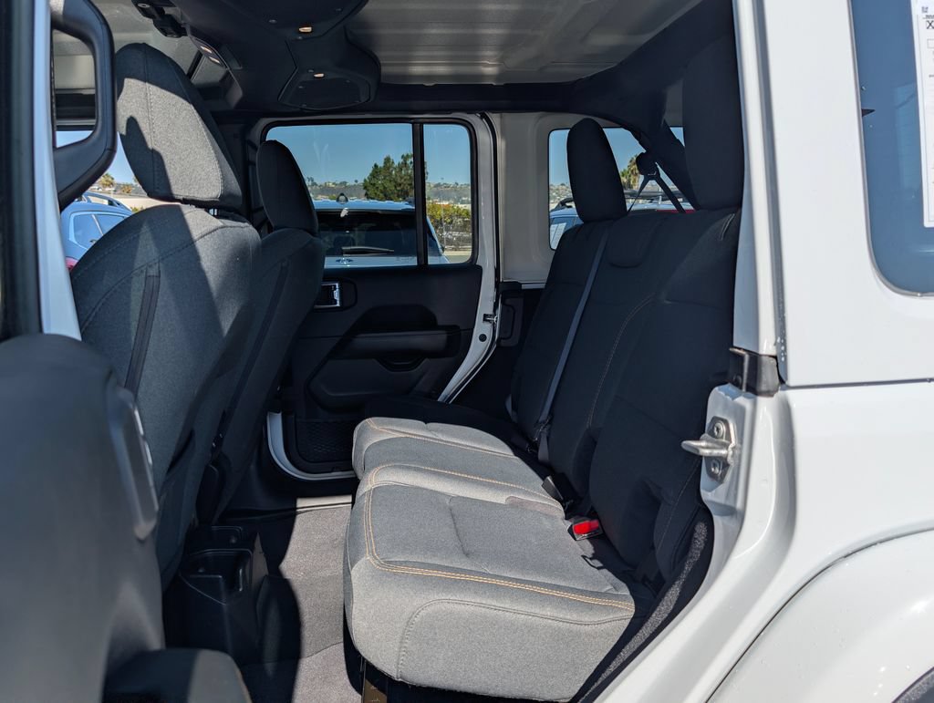Used 2025 Jeep Wrangler Unlimited Sahara AWD/4WD image 13