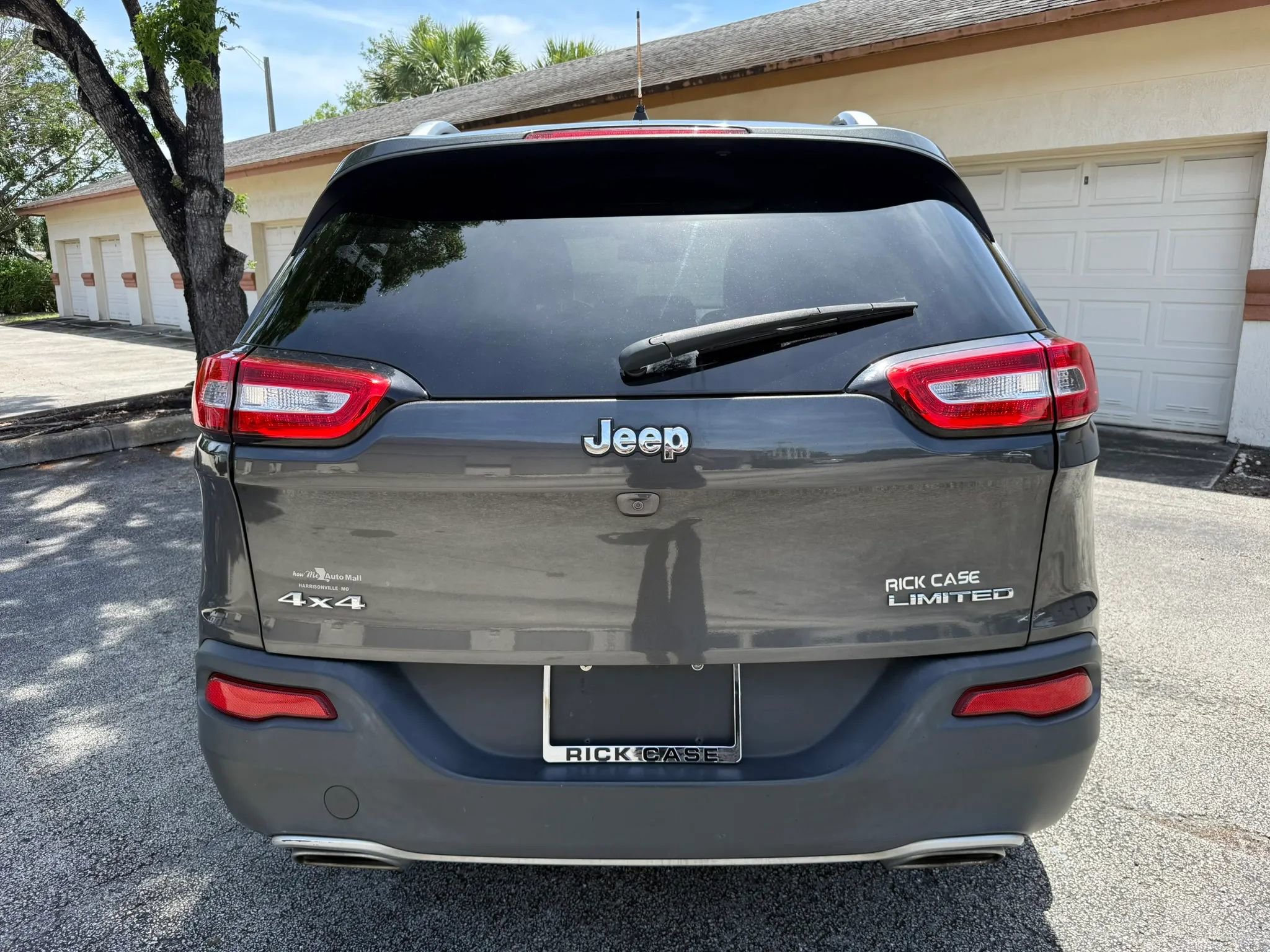 Used 2016 Jeep Cherokee Limited AWD/4WD image 4