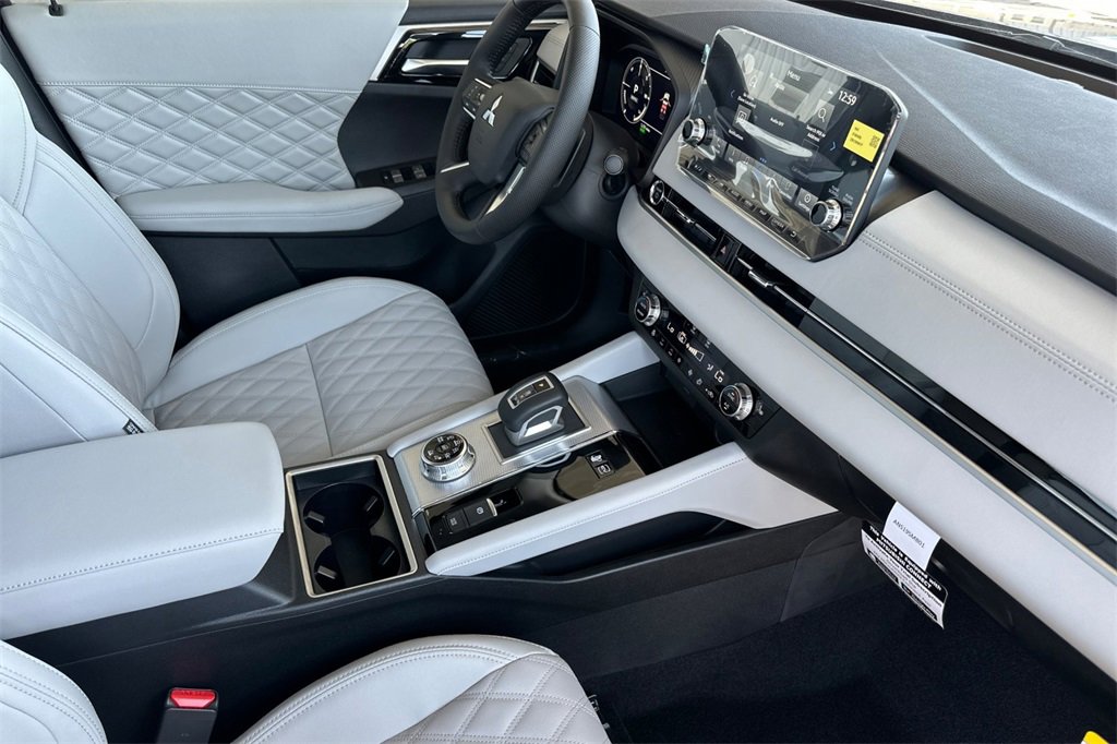 New 2025 Mitsubishi Outlander SEL image 16
