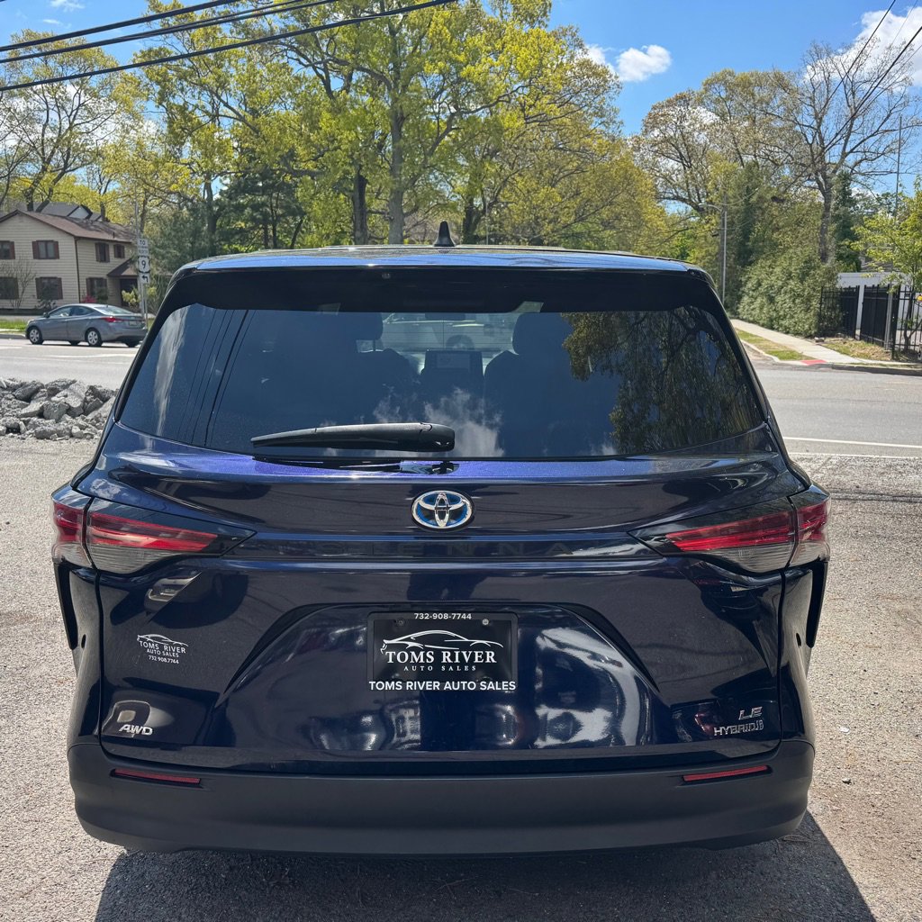 Used 2022 Toyota Sienna LE AWD/4WD image 4