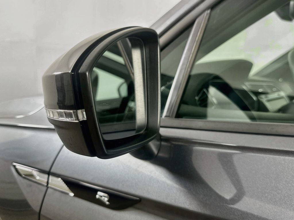 Used 2023 Volkswagen Tiguan SE R-Line FWD image 36