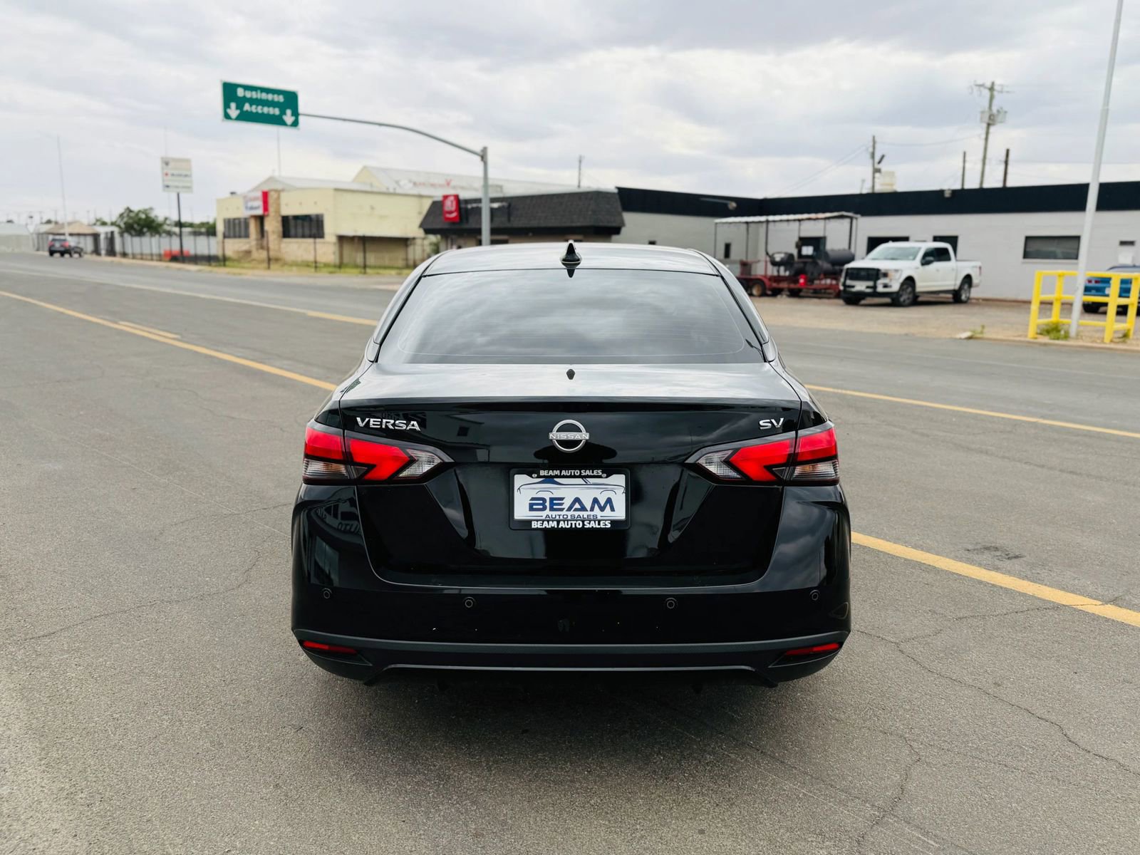 Used 2023 Nissan Versa SV FWD image 4
