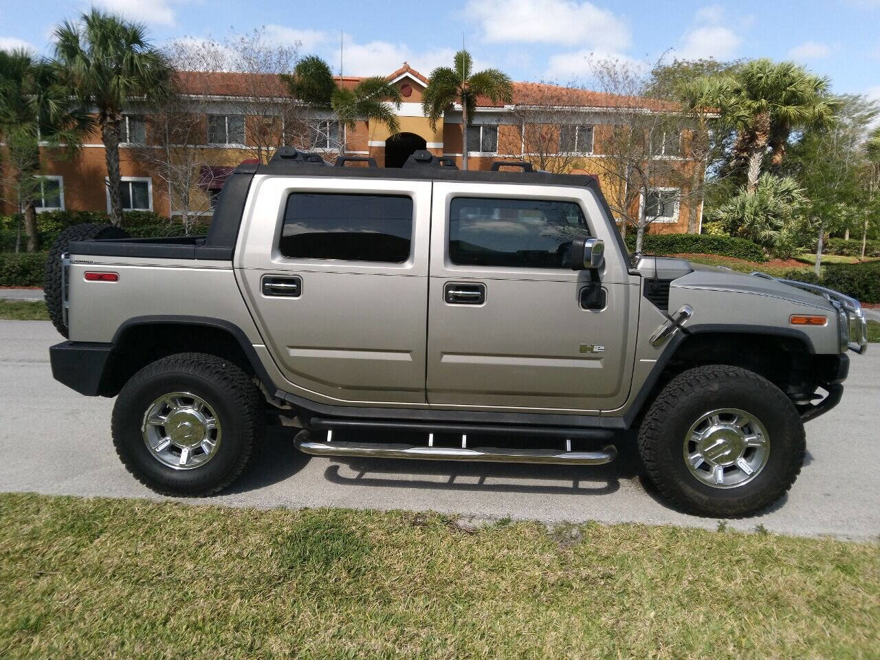 Used 2005 HUMMER H2 SUT w/ Preferred Equipment Group image 2