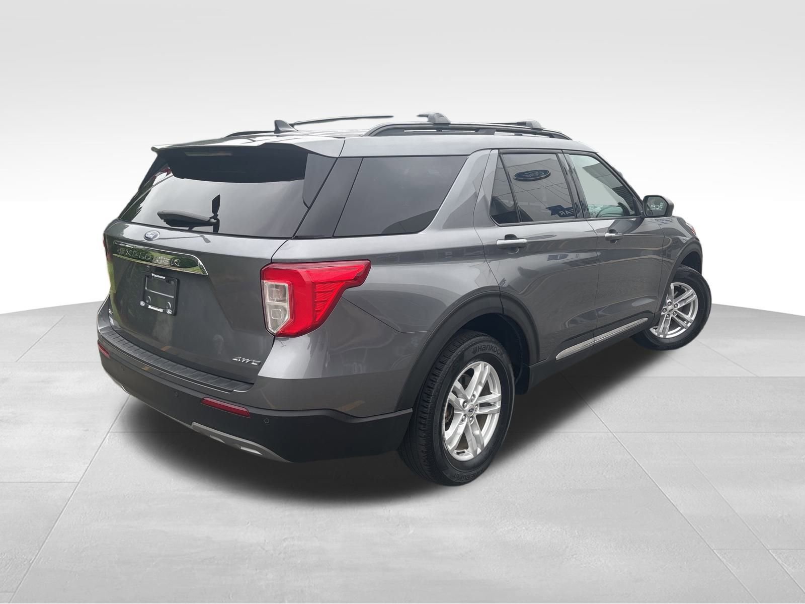 Used 2022 Ford Explorer XLT w/ Equipment Group 202A image 6