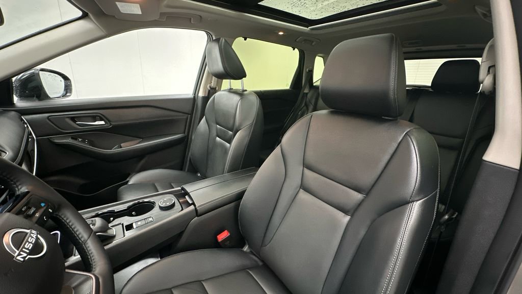 Used 2025 Nissan Rogue SL w/ SL Premium Package image 9