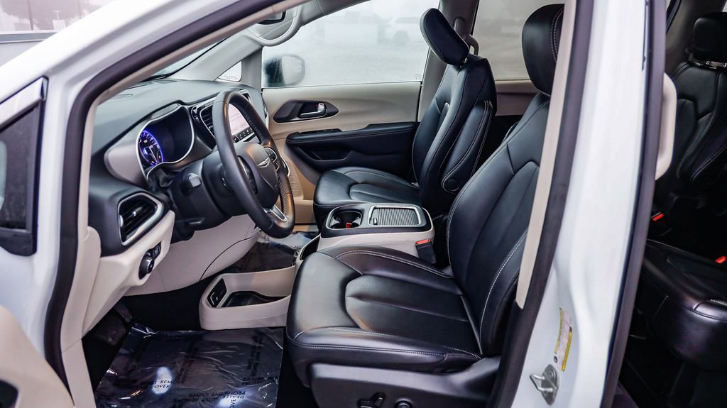 Certified 2024 Chrysler Pacifica Touring-L image 18