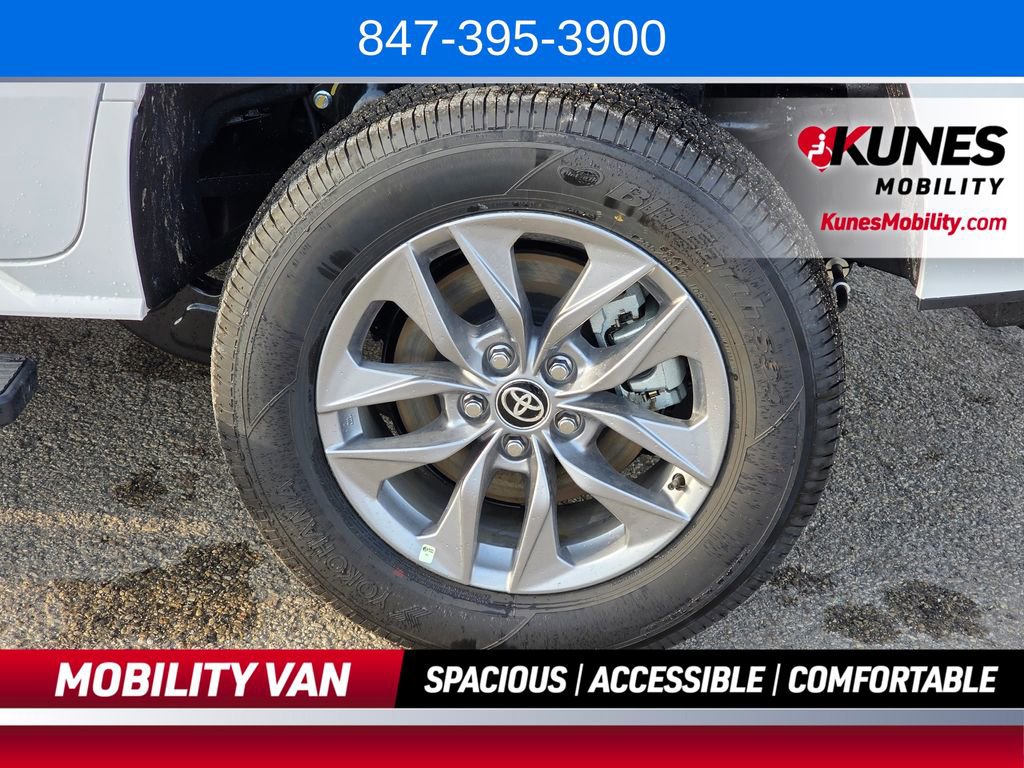 Used 2026 Toyota Sienna LE FWD image 11